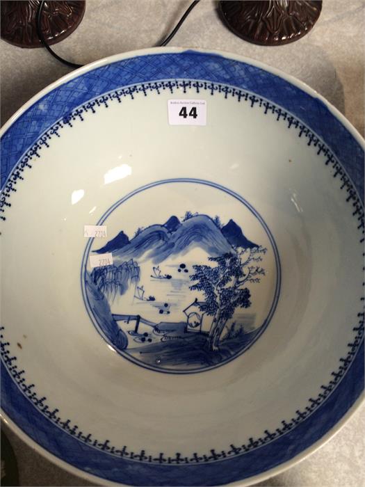 An Oriental blue and white bowl - Image 5 of 7