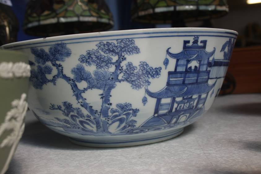 An Oriental blue and white bowl - Image 2 of 7