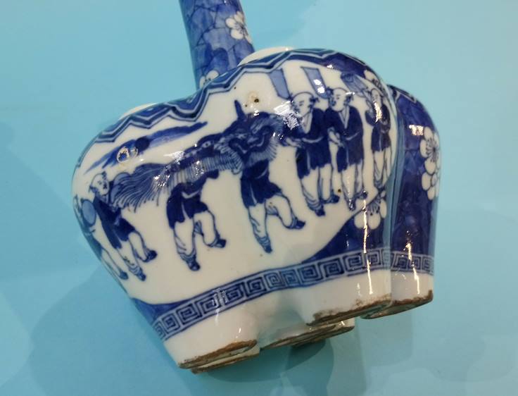 An Oriental blue and white tulip shaped vase - Image 8 of 16