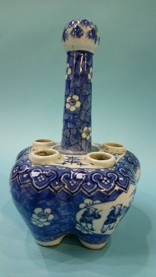 An Oriental blue and white tulip shaped vase - Image 5 of 16