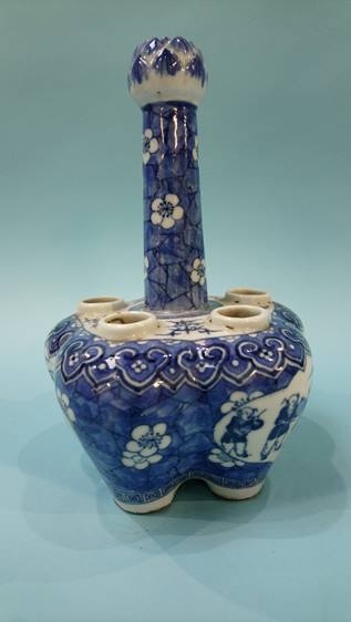 An Oriental blue and white tulip shaped vase - Image 10 of 16