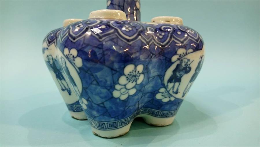 An Oriental blue and white tulip shaped vase - Image 4 of 16