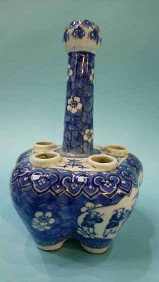 An Oriental blue and white tulip shaped vase - Image 13 of 16