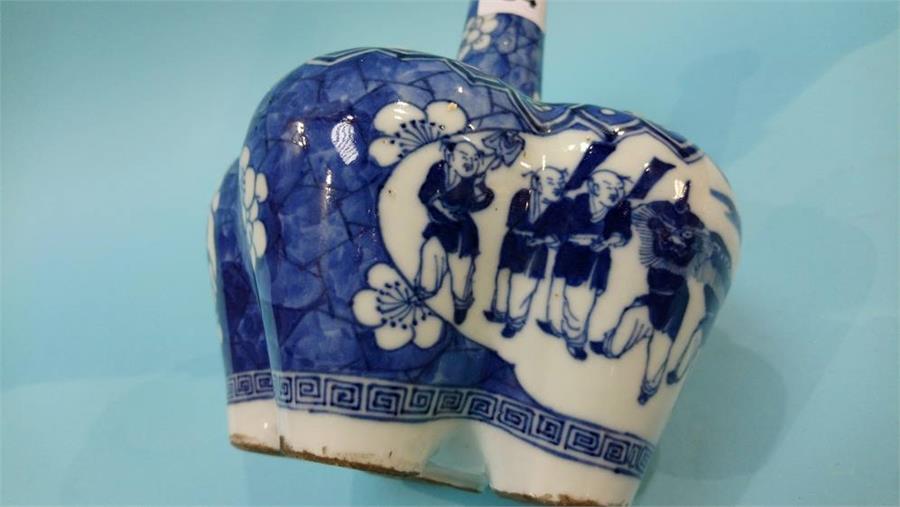 An Oriental blue and white tulip shaped vase - Image 7 of 16