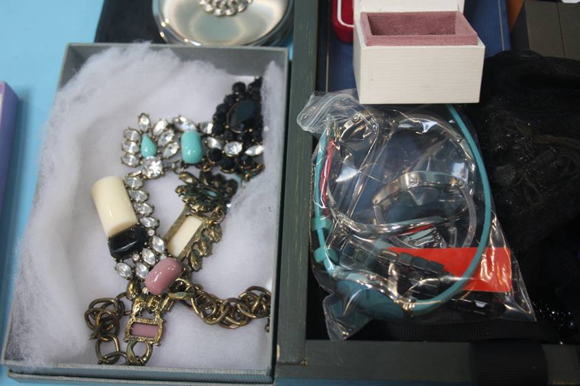 Quantity of costume jewellery in one tray - Image 8 of 12