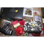 Quantity of assorted costume jewellery