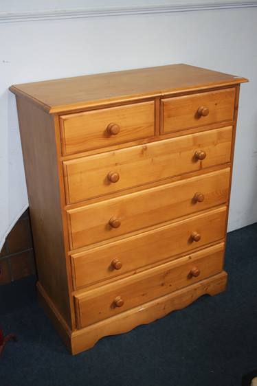 A pine chest of drawers, 93cm wide - Image 4 of 4