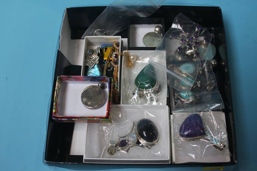 Quantity of costume jewellery in one box - Image 4 of 4