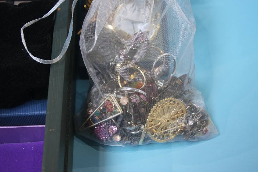 Quantity of costume jewellery in one tray - Image 6 of 12