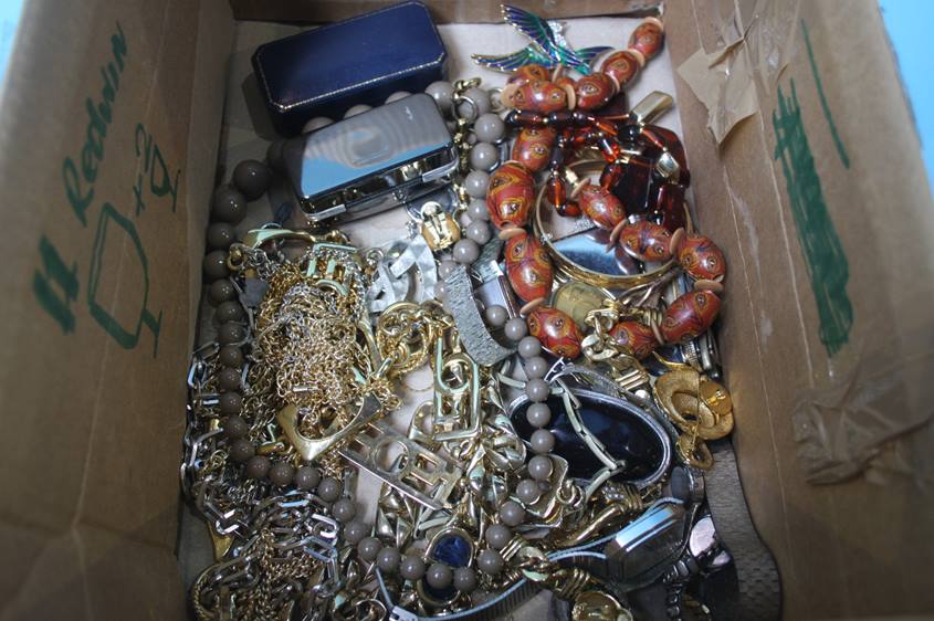 Quantity of costume jewellery in one box - Image 3 of 4