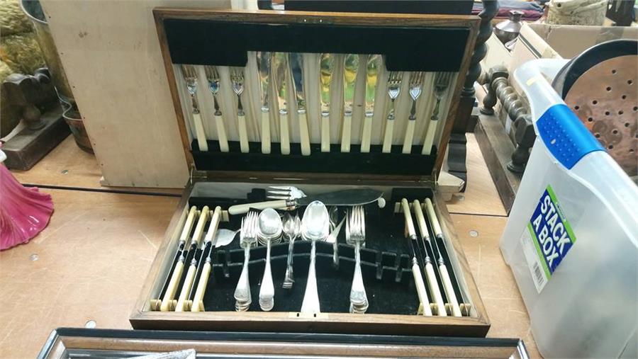 Canteen of cutlery.