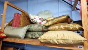 Quantity of scatter cushions.