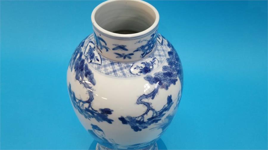 A blue and white Chinese baluster shaped lidded vase 37cm Height - Image 5 of 7