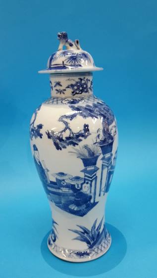 A blue and white Chinese baluster shaped lidded vase 37cm Height - Image 2 of 7