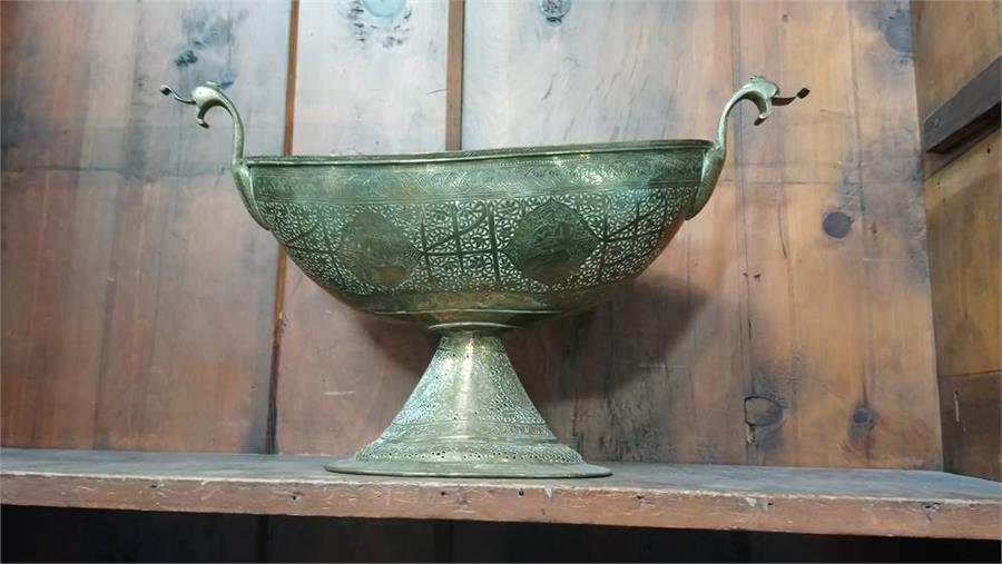 A Middle Eastern brass bowl - Bild 2 aus 2
