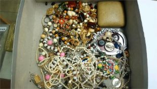 Tray of assorted costume jewellery