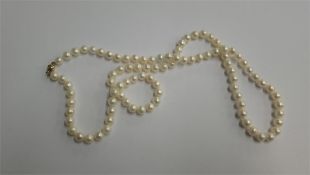 A string of pearls with 9ct gold clasp