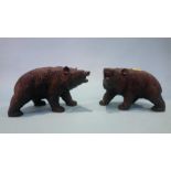 A pair of carved Black Forest type wooden bears. 14cm length
