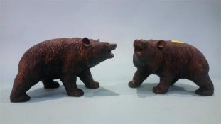 A pair of carved Black Forest type wooden bears. 14cm length
