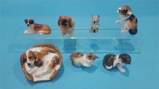 A Royal Doulton dog in a basket, HN 2585, another K19 and three Doulton cats etc. (7)
