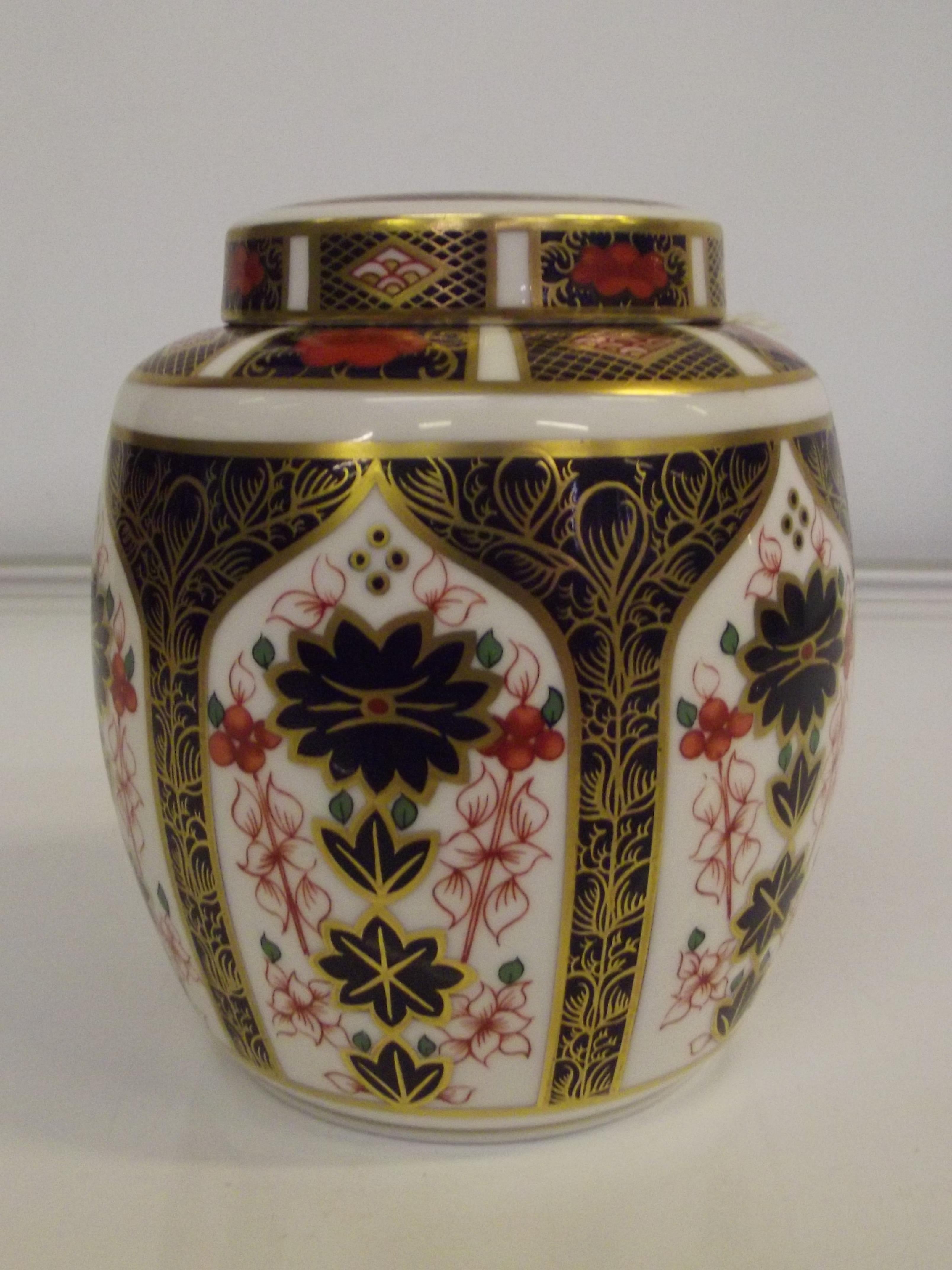 Royal Crown Derby 'Old Imari' 1128 pattern lidded