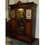 Late Victorian wardrobe in mahogany walnut veener,