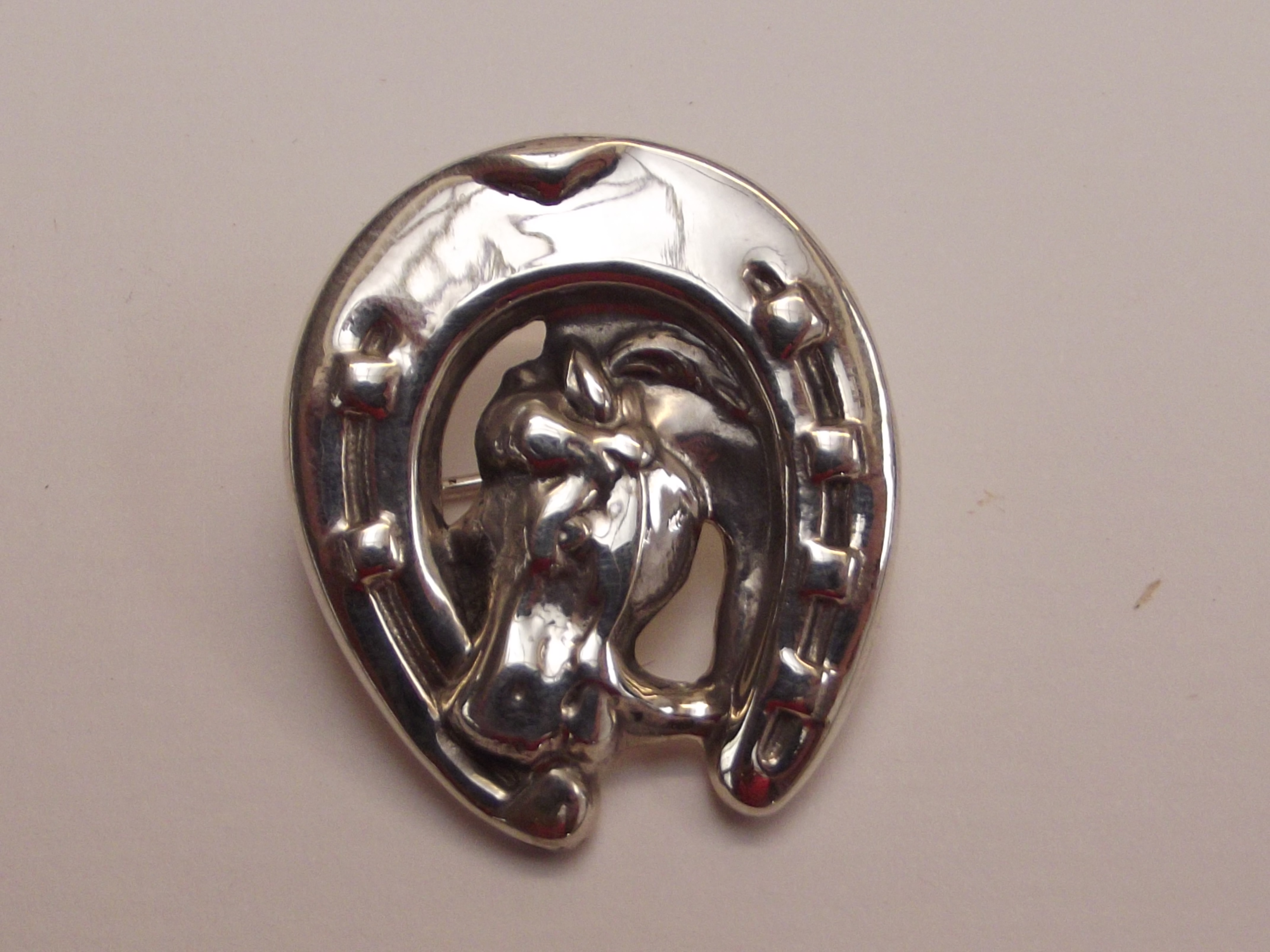 Silver stamped horse shoe brooch