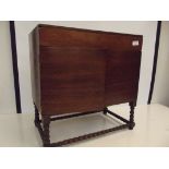 Small cabinet with bobbin turned supports and stre