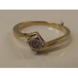 9 ct gold ring with central white stone, size R