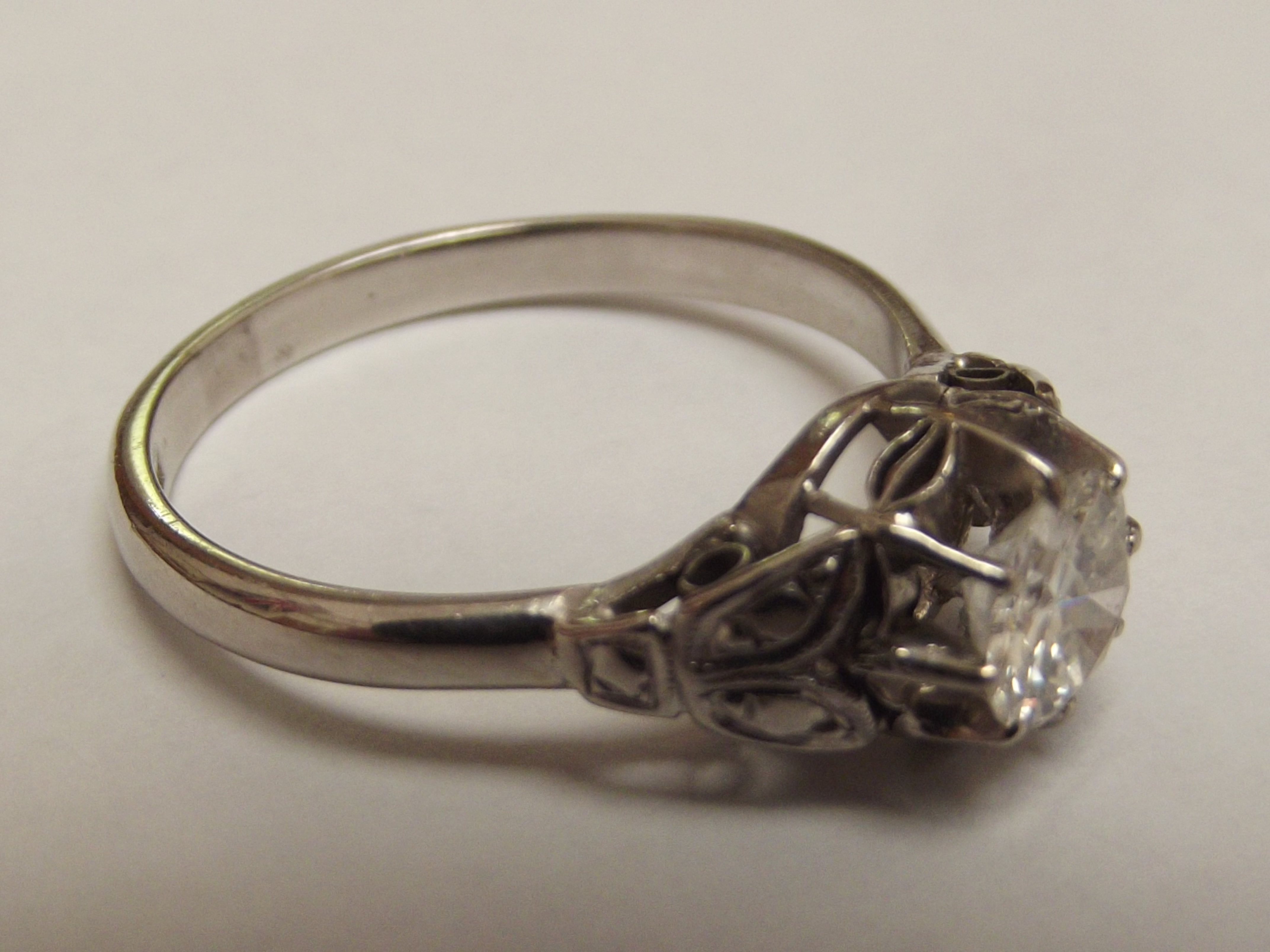 Diamond solitaire platinum ring, round brilliant c - Image 2 of 3