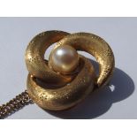 18 carat gold pin brooch set with central pearl, w
