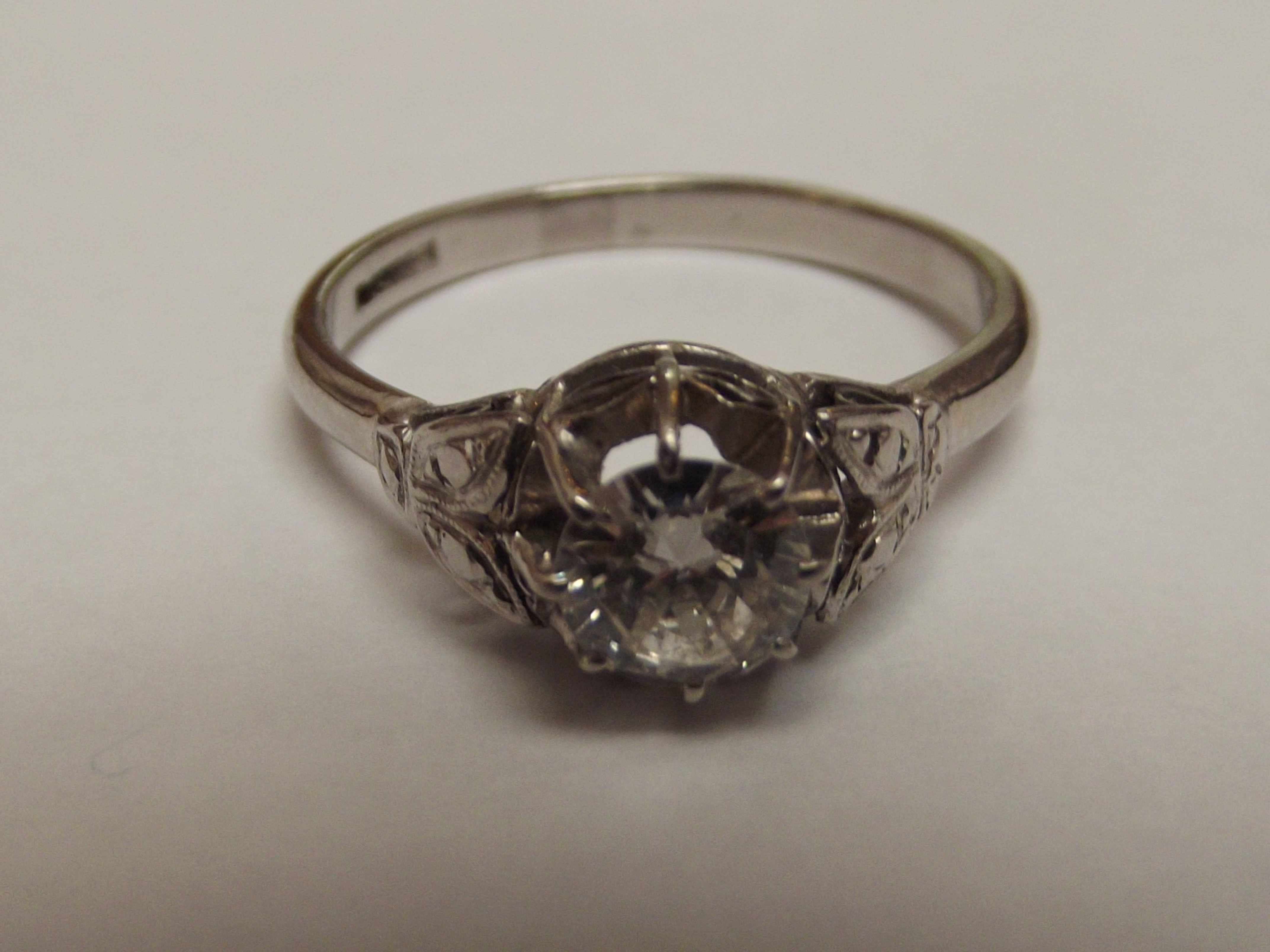 Diamond solitaire platinum ring, round brilliant c - Image 3 of 3
