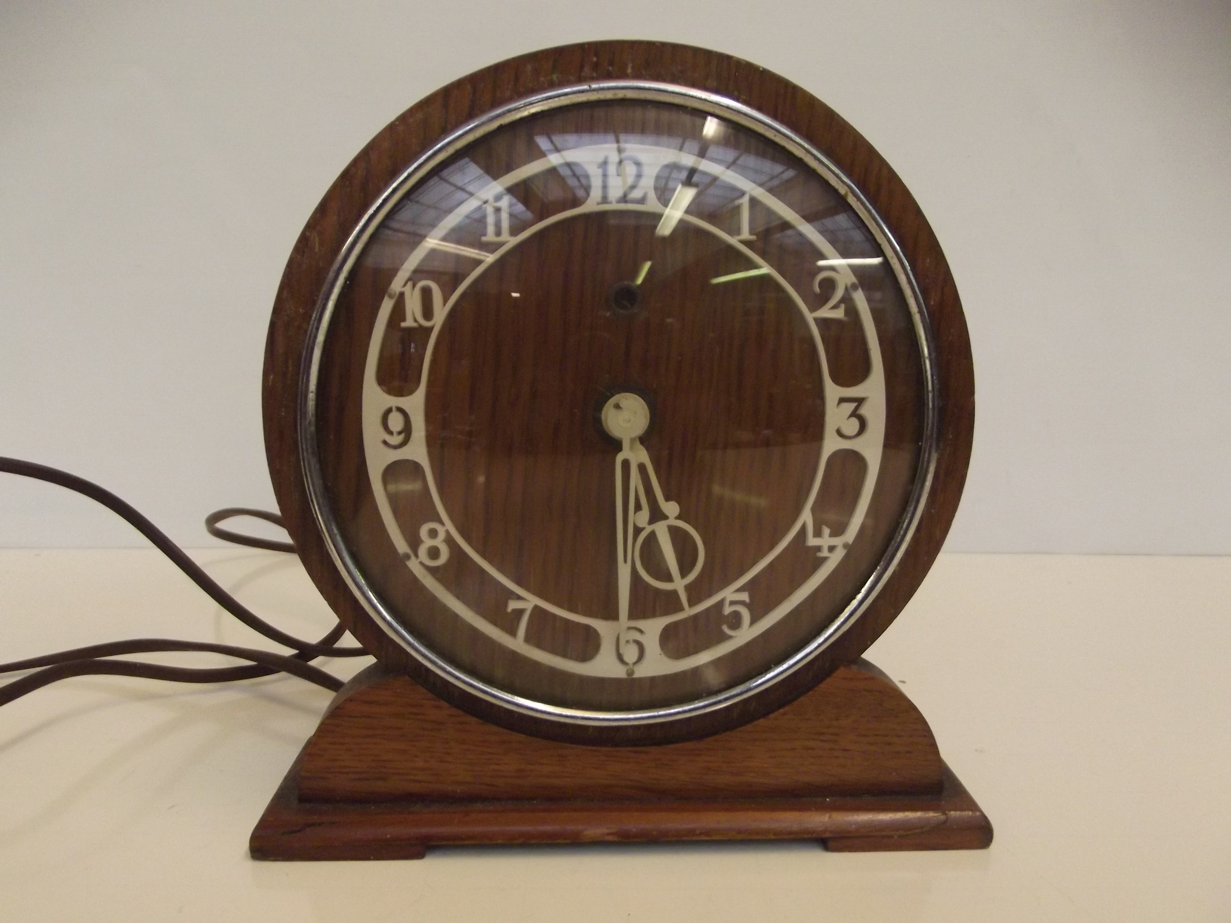 Electric mantle clock