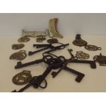 Various ornamental keys and horse brasses