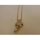 gold plated necklace with a clock pendant . neckla