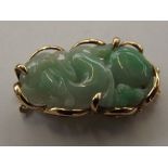 14 carat gold clasp set with jade carving, 4cm x 2