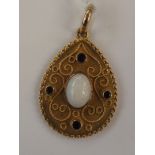 9ct gold pendant set with opal and sapphires, 4 gr