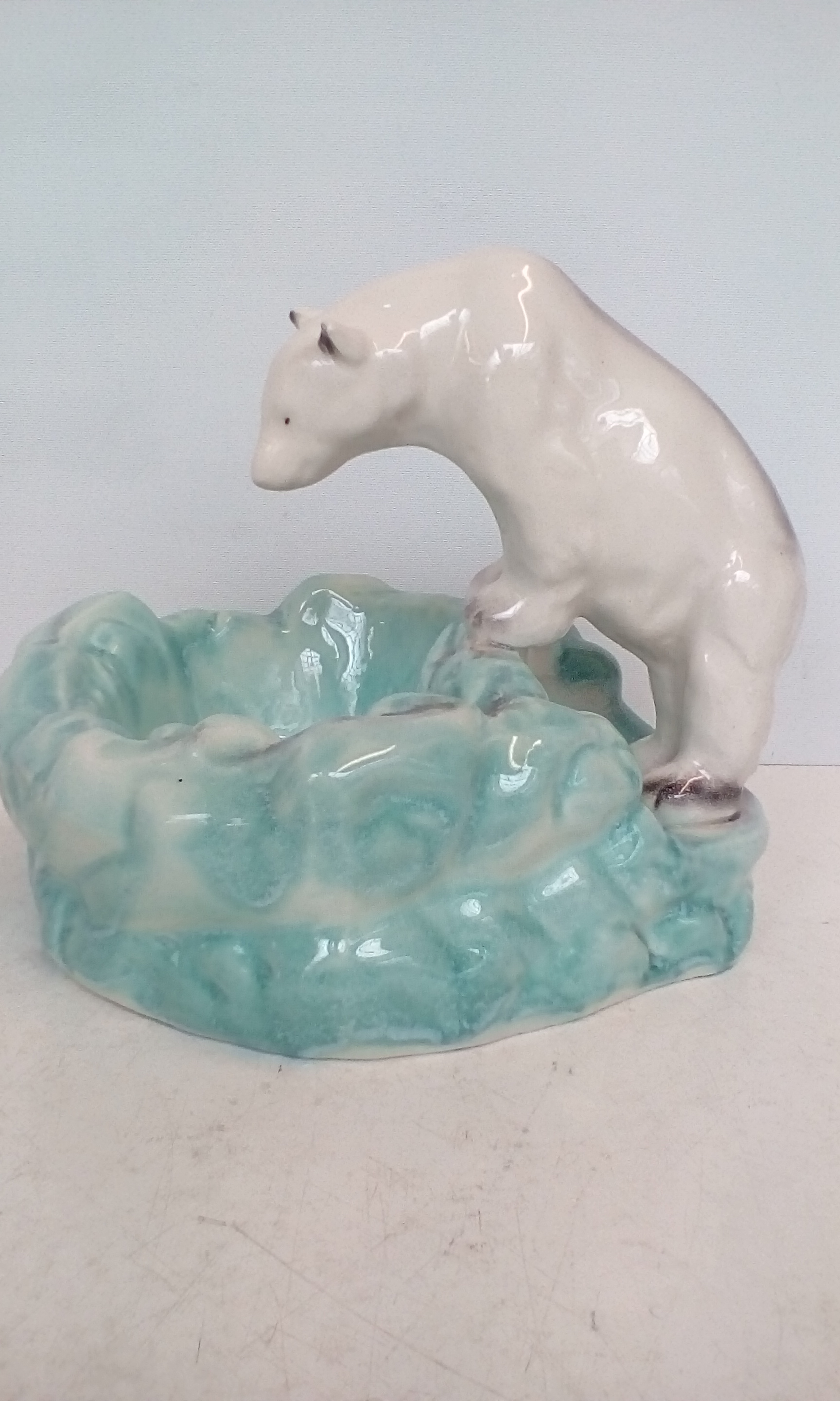 Large continental centre piece depicting a polar bear