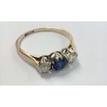 18 carat gold ring set with central sapphire, flan