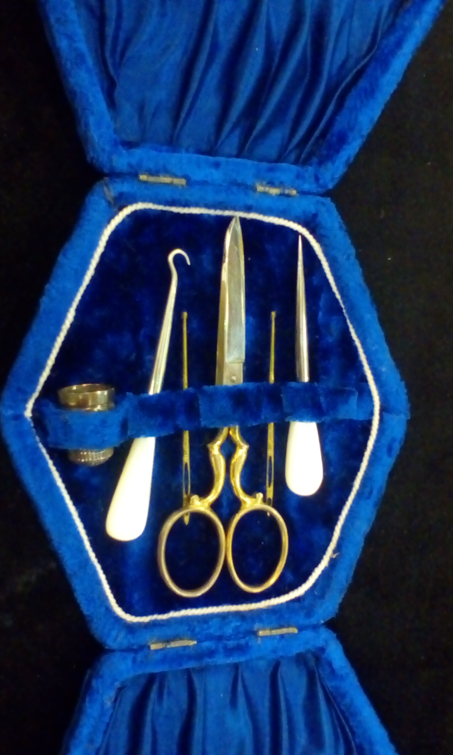 Cased vintage sewing set