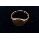 9 ct gold gent's ring, size K