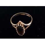 9 ct gold dress ring with central gemstone, size M