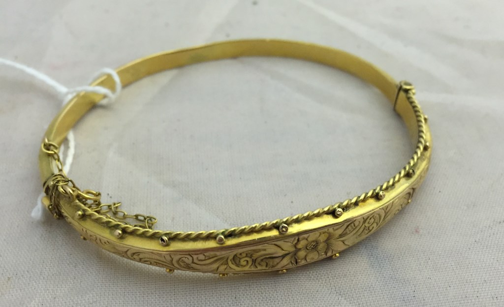 An Edwardian 9ct bangle