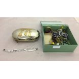 A quantity of jewellery to inc an 18k white gold necklace, Nouveau brooch, gold brooch,