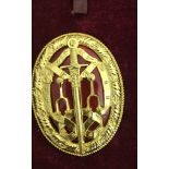 A boxed Bachelor's badge in gilt silver