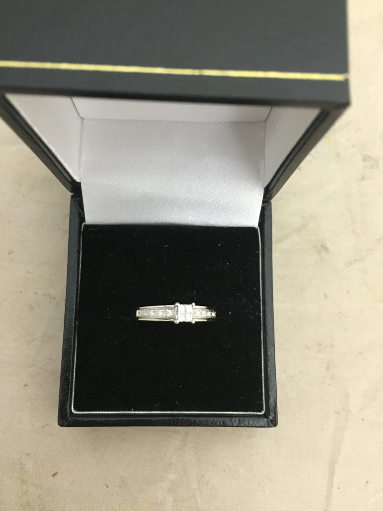 An 18ct white gold diamond ring set with princess cut and brilliant cut diamonds