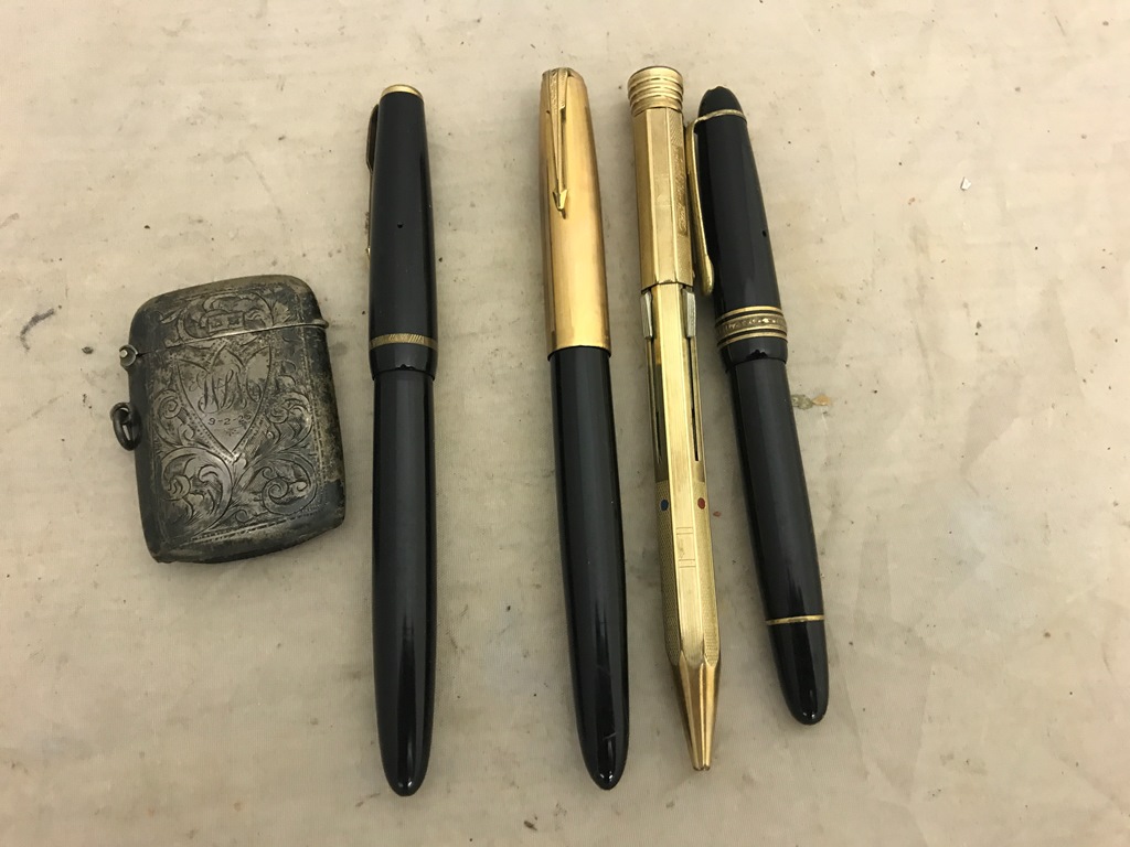 A Mont Blanc pen, Parker pens,