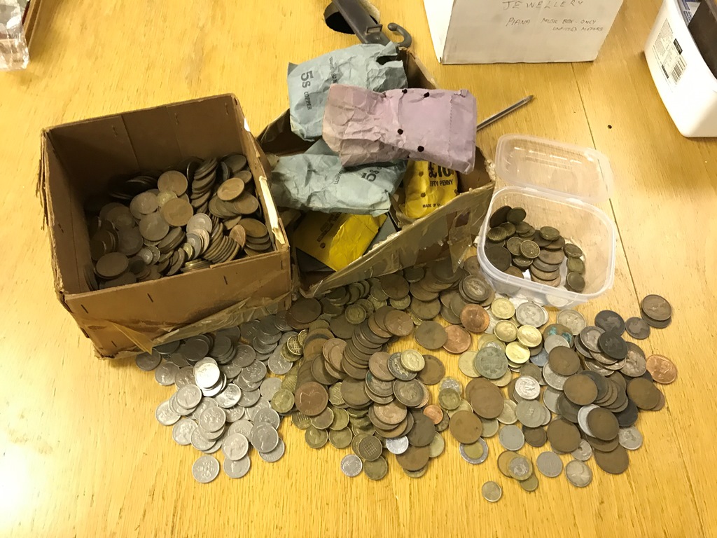 A quantity of World and GB coins