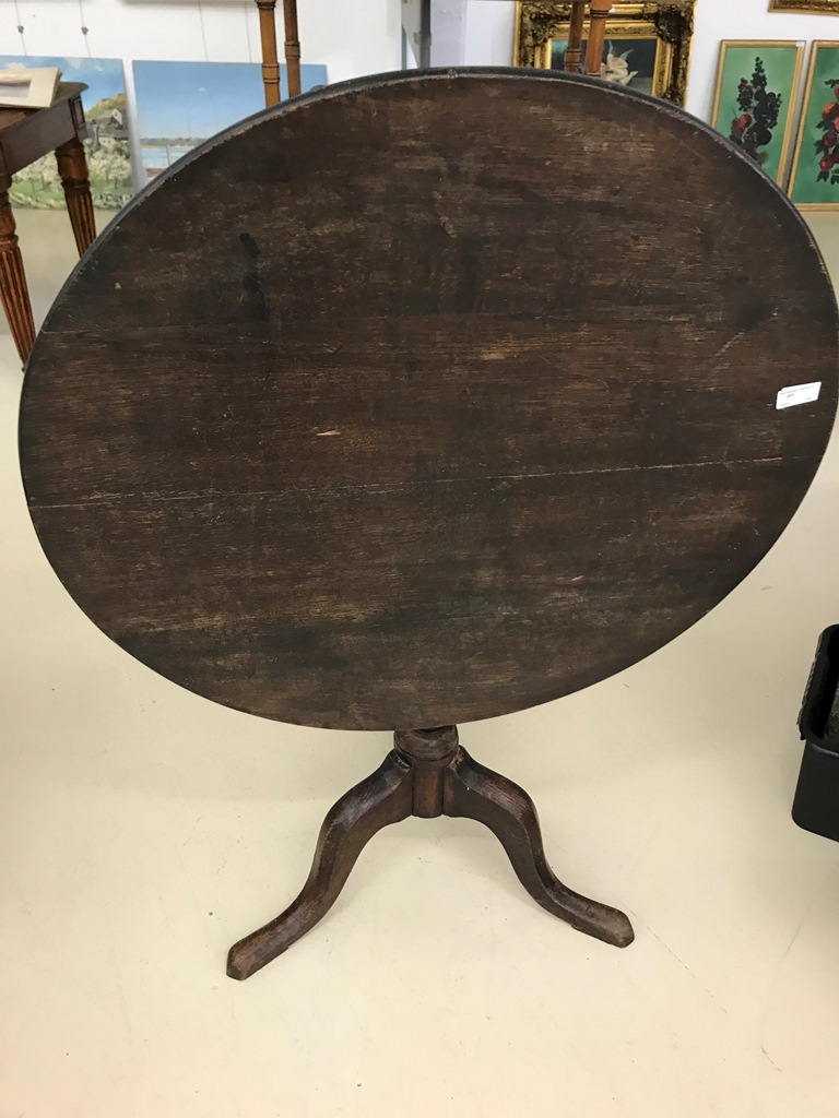 A 19th century oak tilt-top table - Bild 2 aus 2