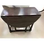 A 1940s oakl drop-leaf table